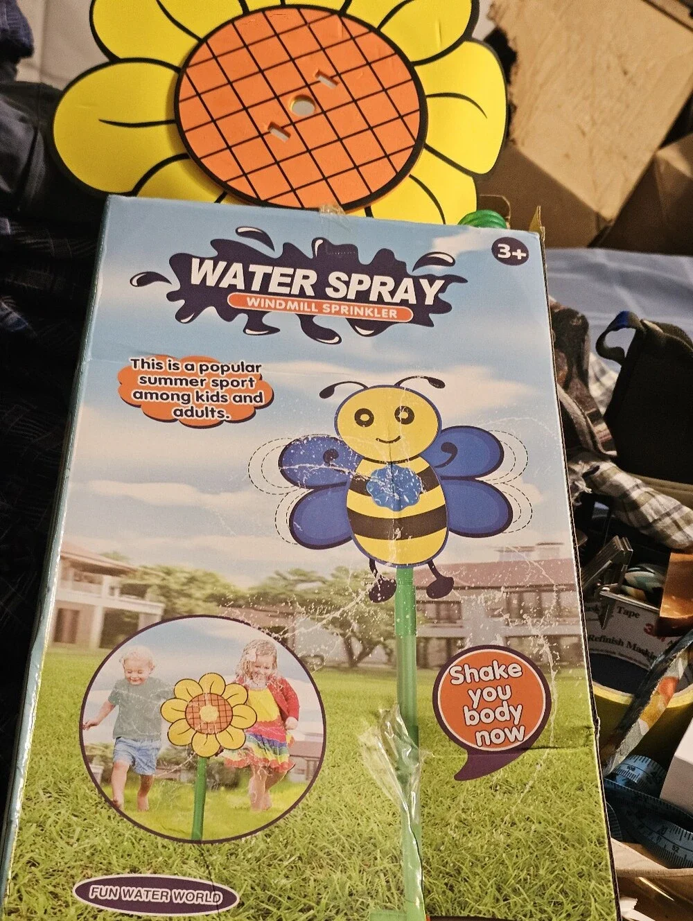 Crazy‎ Daisy sprinkler is a fun, 360-degree rotating sunflower water toy.